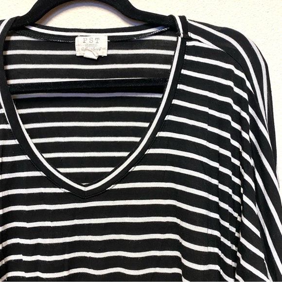 Black w/white pinstripe long sleeve V-neck, basic top, sz SM - Picture 4 of 5